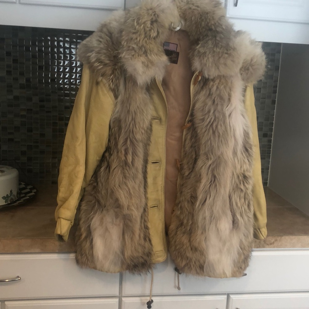 Jacobson’s Fingertip length coyote& leather jacket